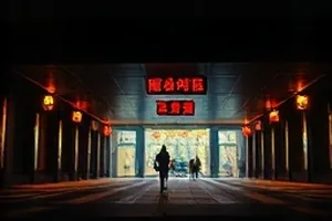 海雾之上：雾中渔船停靠木栈道的俯拍画面